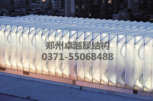 夜間車(chē)站透出柔和的燈光讓人感到非常的溫馨、輕松