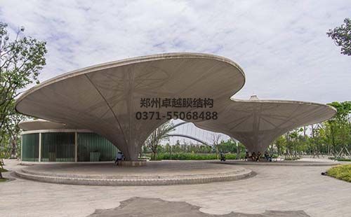 膜結(jié)構(gòu)景觀(guān)是按照膜材展開(kāi)面積計(jì)算